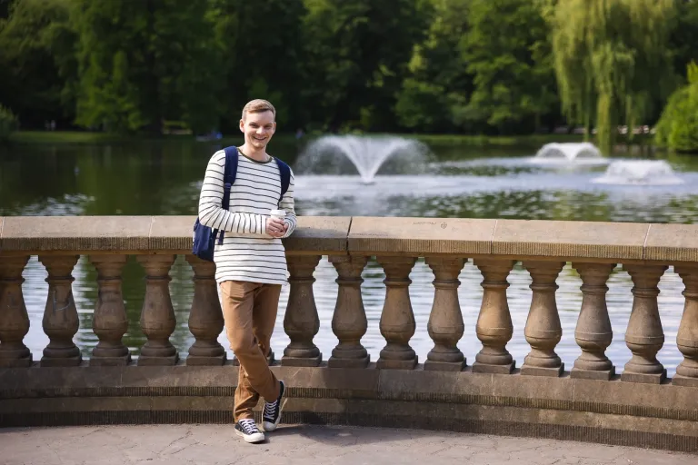 Zarządzanie w hotelu i restauracji | Studia I stopnia we Wrocławiu | Uniwersytet WSB Merito we Wrocławiu: student pozujący do zdjęcia