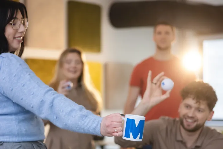 E-commerce & Online Business Design | Studia I stopnia we Wrocławiu | Uniwersytet WSB Merito we Wrocławiu: student celujący piłką do kubka