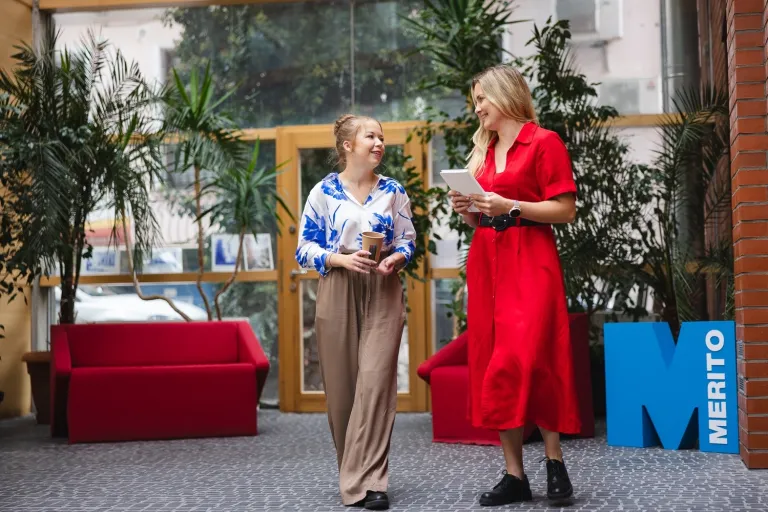 Content Marketing i storytelling 360° | Studia I stopnia we Wrocławiu | Uniwersytet WSB Merito we Wrocławiu: studentki rozmawiające ze sobą na korutarzu
