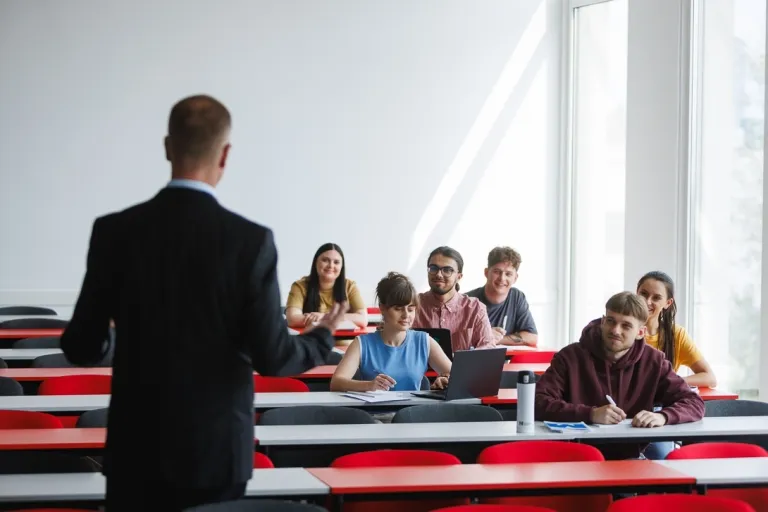 Zarządzanie procesami produkcyjnymi | Studia I stopnia we Wrocławiu | Uniwersytet WSB Merito we Wrocławiu: studenci na sali wykładowej słuchający profesora