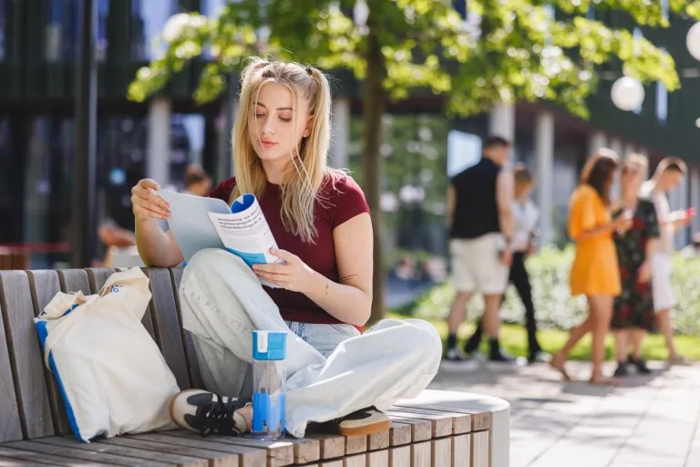 Menedżer procesów transportowych | Studia II stopnia we Wrocławiu | Uniwersytet WSB Merito we Wrocławiu: studentka czytająca informator