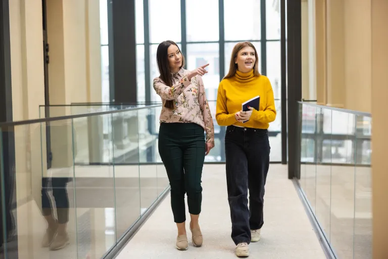 Logistyka międzynarodowa | Studia I stopnia we Wrocławiu | Uniwersytet WSB Merito we Wrocławiu: studentki idące korytarzem