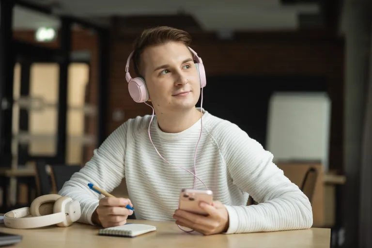 student słuchający muzyki 