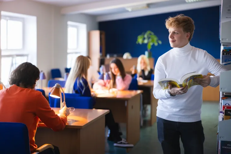 Cyberbezpieczeństwo | Studia II stopnia ze studiami podyplomowymi  | Uniwersytet WSB Merito we Wrocławiu: studenci uczący się w czytelni