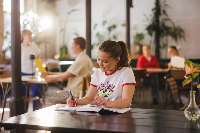 Grafika komputerowa i technologie wizualne z elementami sztucznej inteligencji | Studia I stopnia we Wrocławiu | Uniwersytet WSB Merito we Wrocławiu: Kobieta w kawiarni