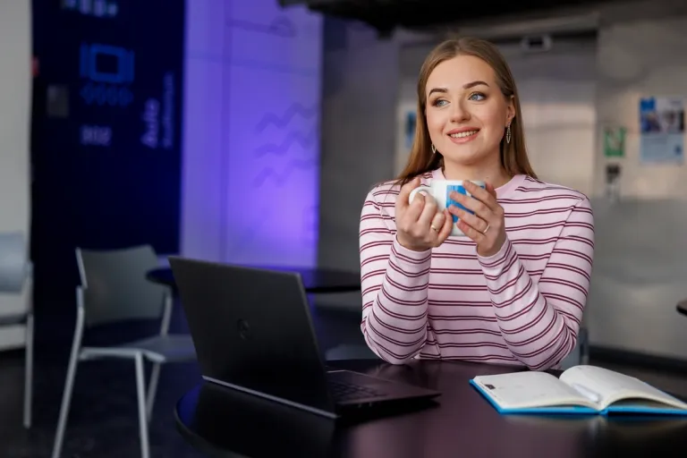 Consumer Neuroscience & Behavioral Design | Studia II stopnia we Wrocławiu | Uniwersytet WSB Merito we Wrocławiu: studentka trzymająca kubek kawy