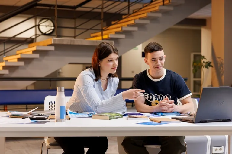 Consumer Neuroscience & Behavioral Design | Studia II stopnia we Wrocławiu | Uniwersytet WSB Merito we Wrocławiu: studenci pracujący nad projektem grupowym