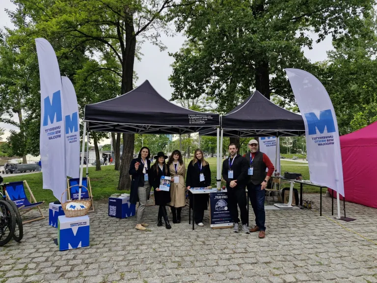 Strefa zdrowia na mecie Rajdu z Klasą | Aktualności | Uniwersytet WSB Merito we Wrocławiu: Zespół prowadzący stoisko promocyjne